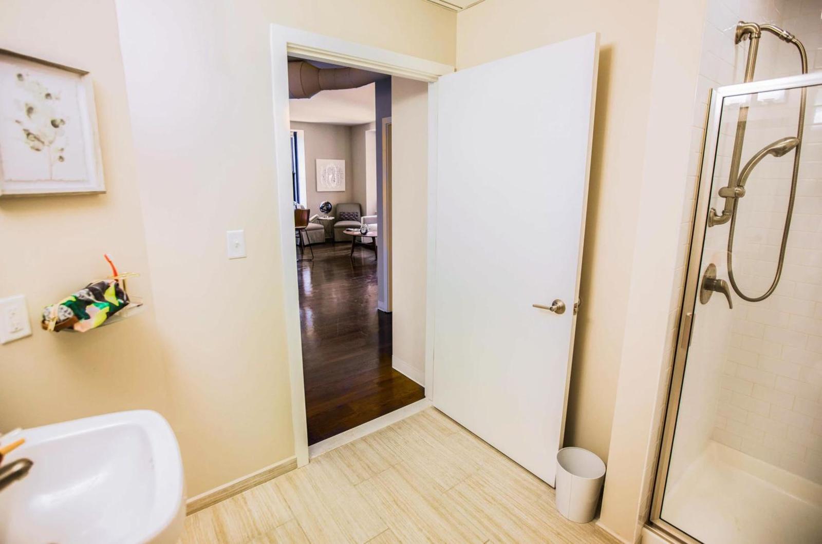 2BR/2BA Brand New Elegant Luxury Suite w/ Gym by ENVITAE Main image 2